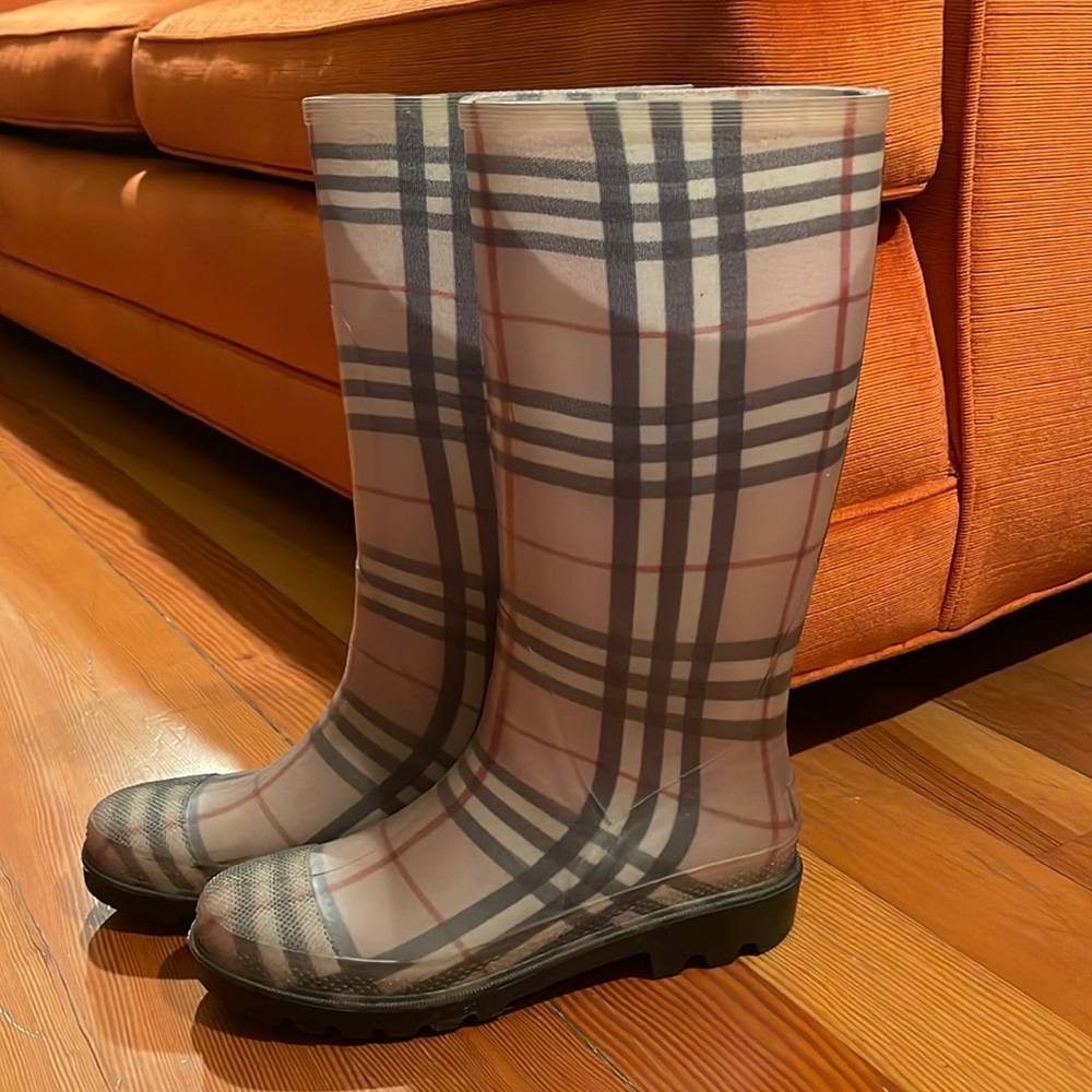 Burberry rubber rain boots. Size 40.